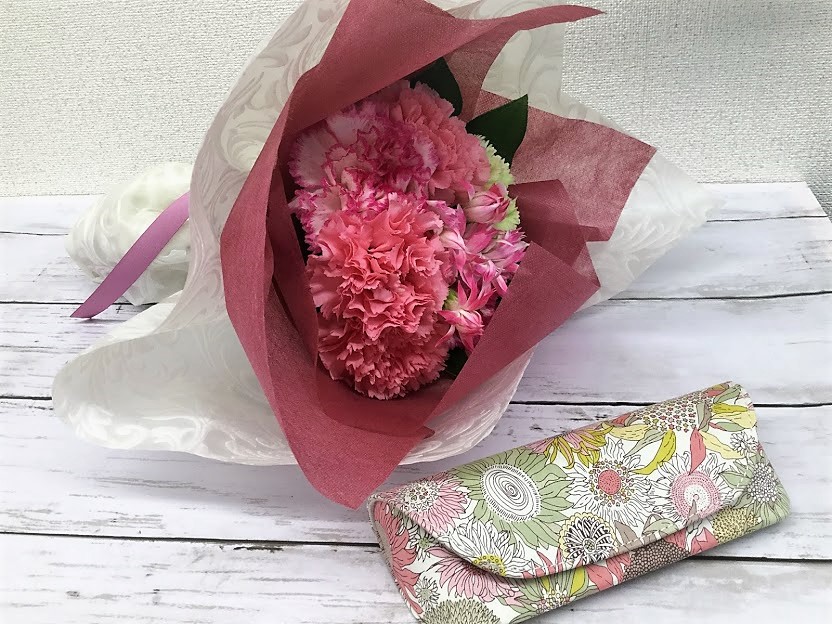 日比谷花壇　母の日 リバティプリント「メガネケース」と花束のセット
